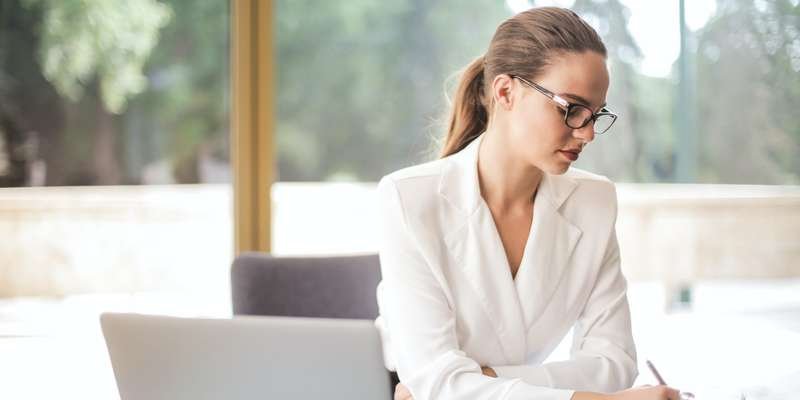 Mujer teletrabajadora