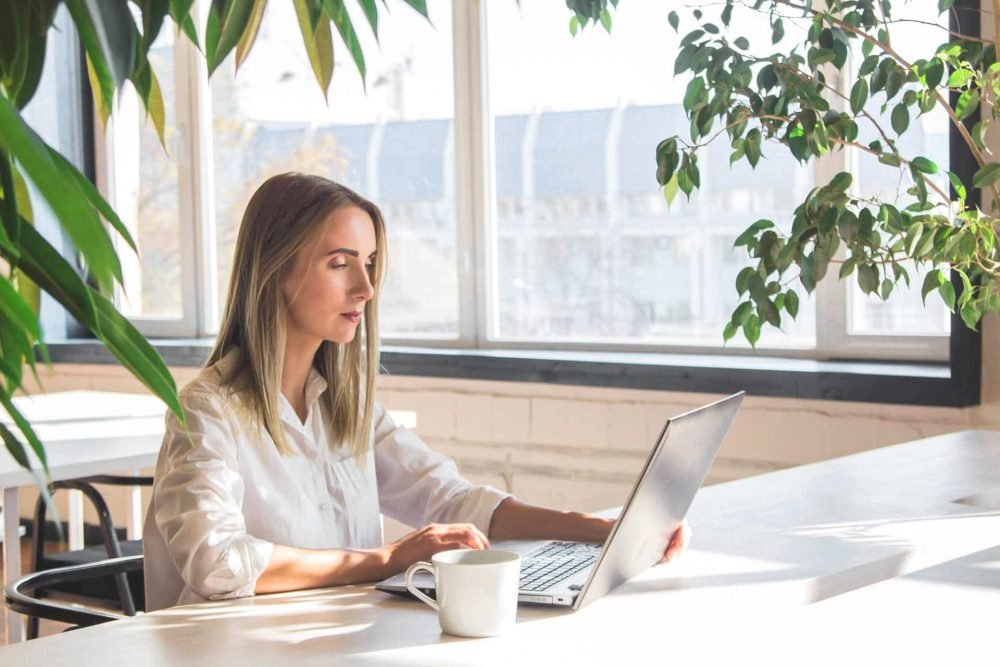 mujer teletrabajando en espacio de coworking