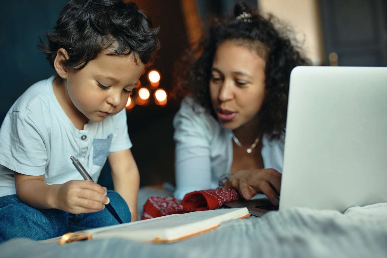 Madre y niña teletrabajando - conciliación familiar