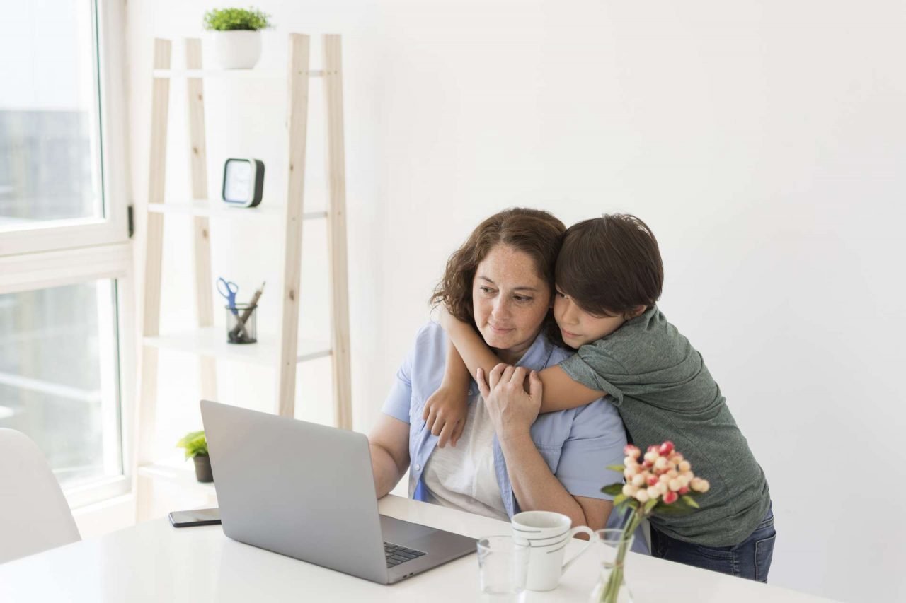 Madre teletrabajando - conciliación familiar
