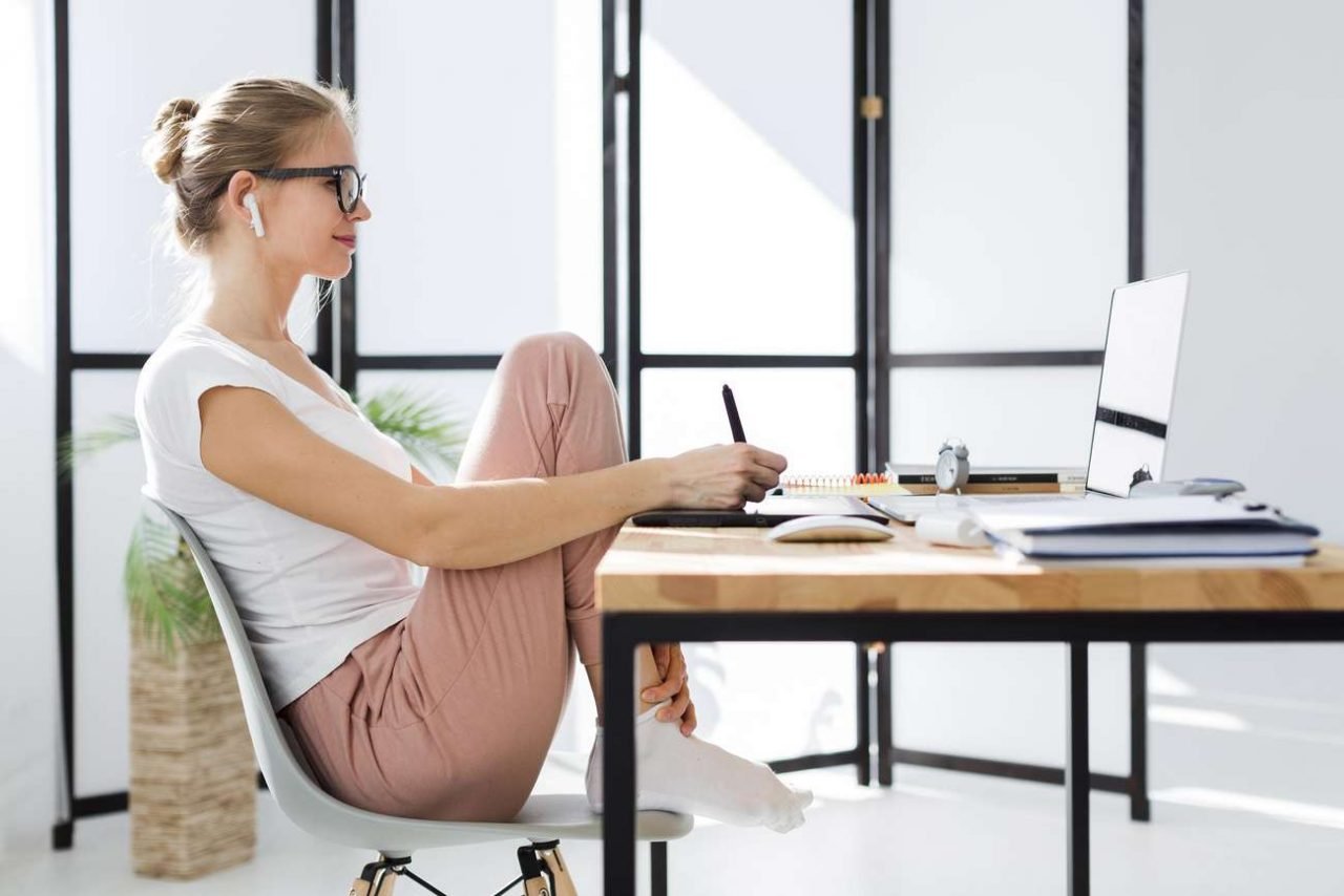mujer teletrabajando